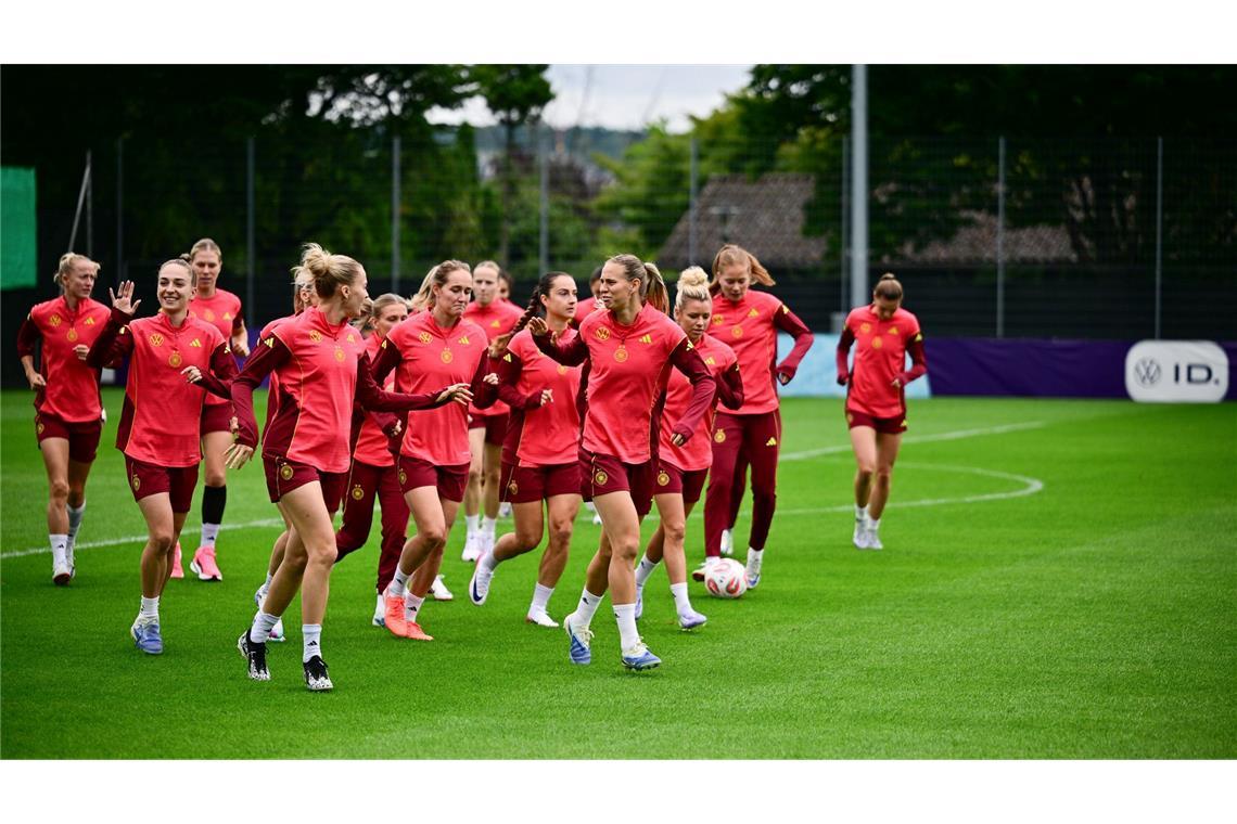 Deutsche Fußballerinnen: Warmlaufen für Weltmeister Spanien.