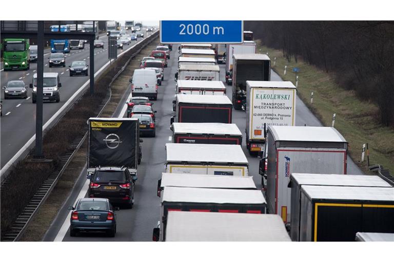 Deutsche pendeln nun seltener mit dem Auto (Symbolbild).