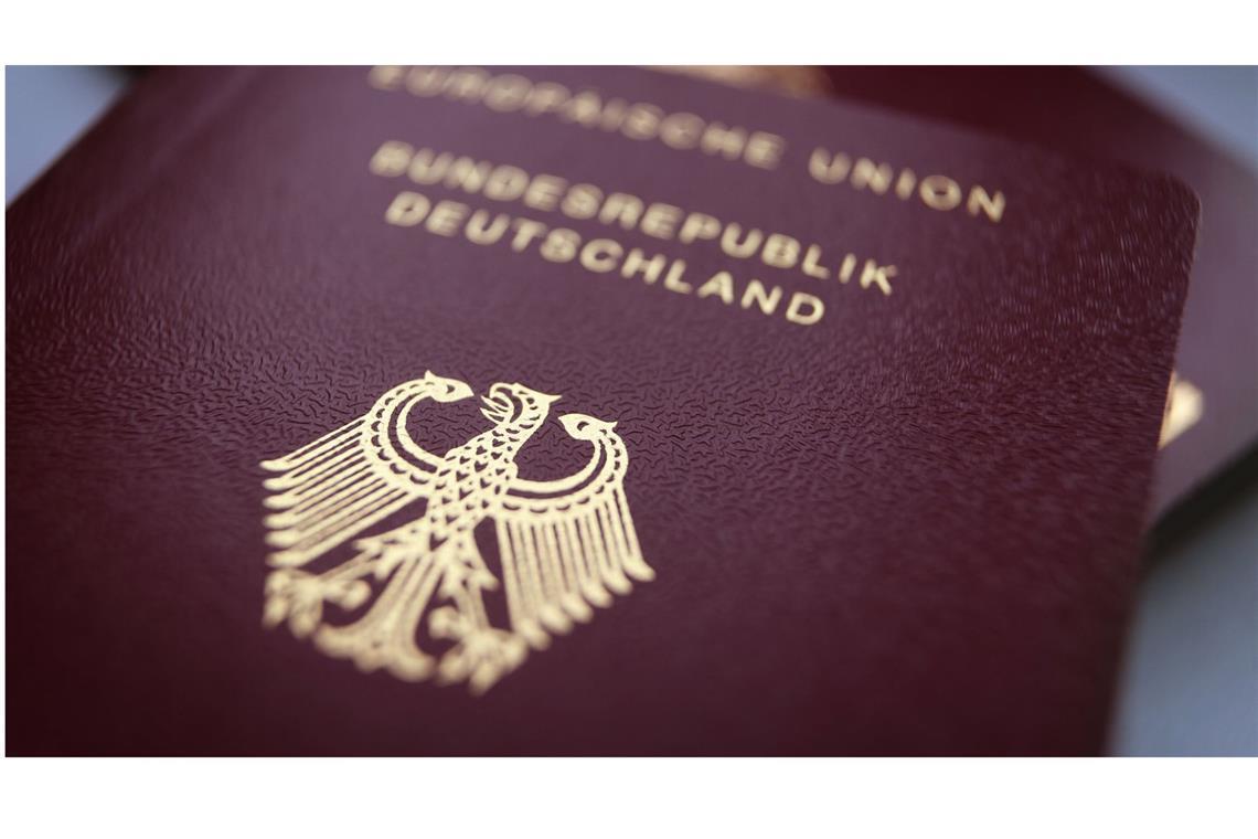 Fast eine halbe Million Menschen haben doppelte Staatsbürgerschaft Deutsche Reisepässe.