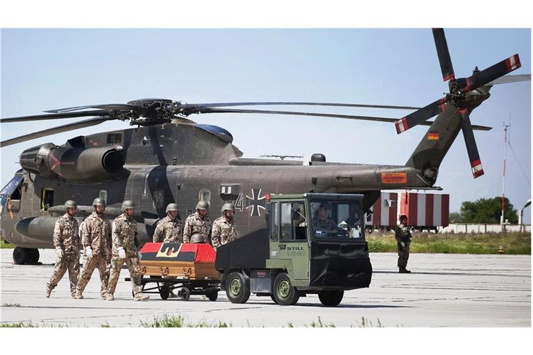 Deutsche Soldaten tragen den Sarg von einem der Kameraden, die am 2. April 2010   in Kundus im Kampf gegen die Taliban getötet wurden