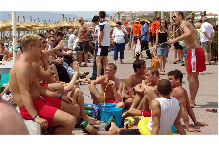Deutsche Touristen sitzen an der Strandpromenade von S Arenal und trinken Sangria aus Eimern mit langen Strohhalmen: Das war einmal im Jahr 2005. Inzwischen sind die Party-Besäufnisse aus Eimern verboten.