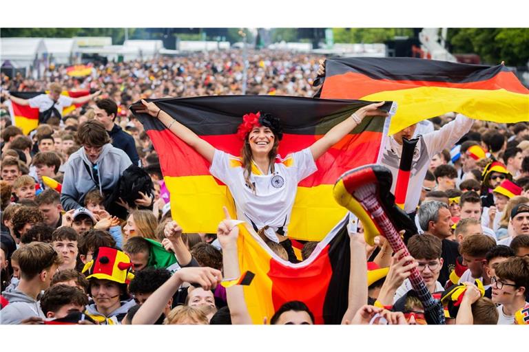 Deutschland-Fans jubeln beim Public Viewing in der Fanzone am Brandenburger Tor (Archivbild).