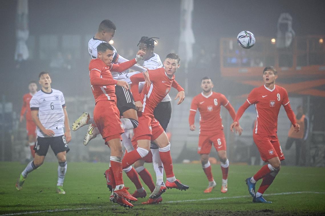 Klatsche für Deutschland in Großaspach Deutschland fehlte im Nebel von Großaspach am Anfang der Durchblick und im weiteren Spielverlauf das Quäntchen Glück. Zum Beispiel hatte Schalkes Malick Thiaw in dieser Situation die Lufthoheit, verfehlte das Tor mit seinem Kopfball aber haarscharf.Foto: A. Becher