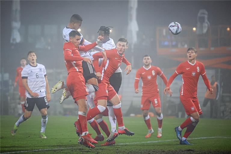 Deutschland fehlte im Nebel von Großaspach am Anfang der Durchblick und im weiteren Spielverlauf das Quäntchen Glück. Zum Beispiel hatte Schalkes Malick Thiaw in dieser Situation die Lufthoheit, verfehlte das Tor mit seinem Kopfball aber haarscharf.Foto: A. Becher