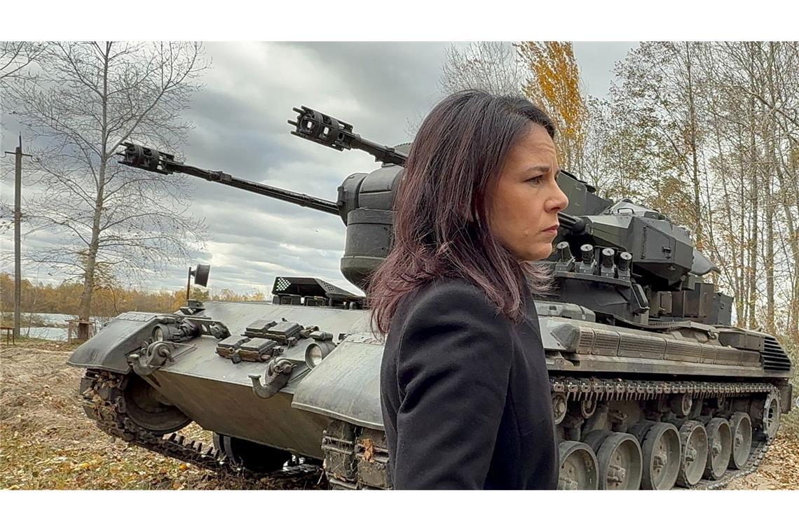Baerbock in Kiew: 200 Millionen Euro Zusatz-Winterhilfe Deutschland hat der Ukraine für die Abwehr russischer Luftangriffe bislang 55 Gepard-Panzer mit Ersatzteilen und 176.000 Stück Flakpanzer-Munition aus Bundeswehr- und Industriebeständen geliefert.