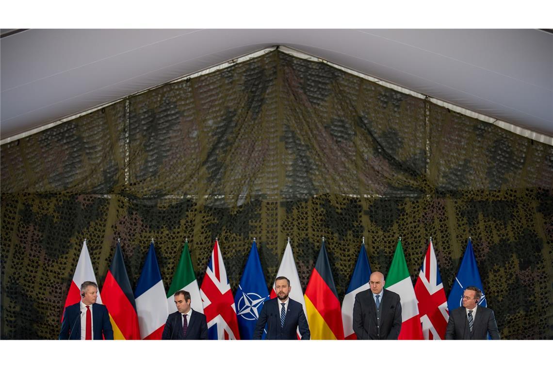 Europäer wollen ukrainischer Rüstungsindustrie helfen Deutschland und vier europäische Partner wollen die ukrainische Rüstungsindustrie im Verteidigungskampf stärken.