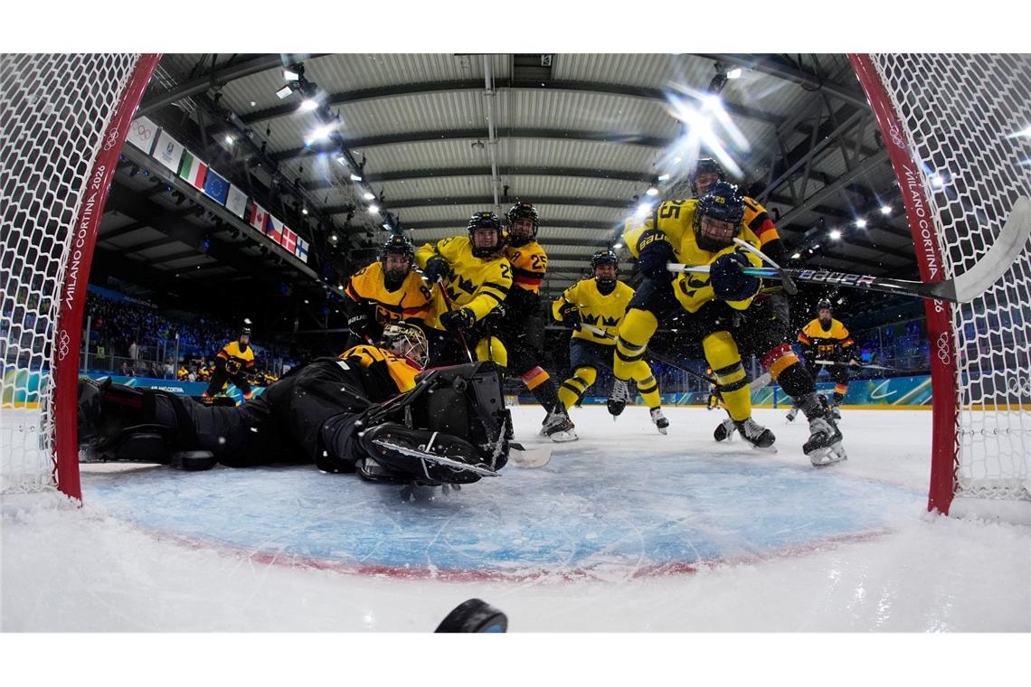 Deutschland verliert das Auftaktspiel beim olympischen Eishockeyturnier der Frauen.