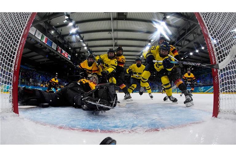 Deutschland verliert das Auftaktspiel beim olympischen Eishockeyturnier der Frauen.