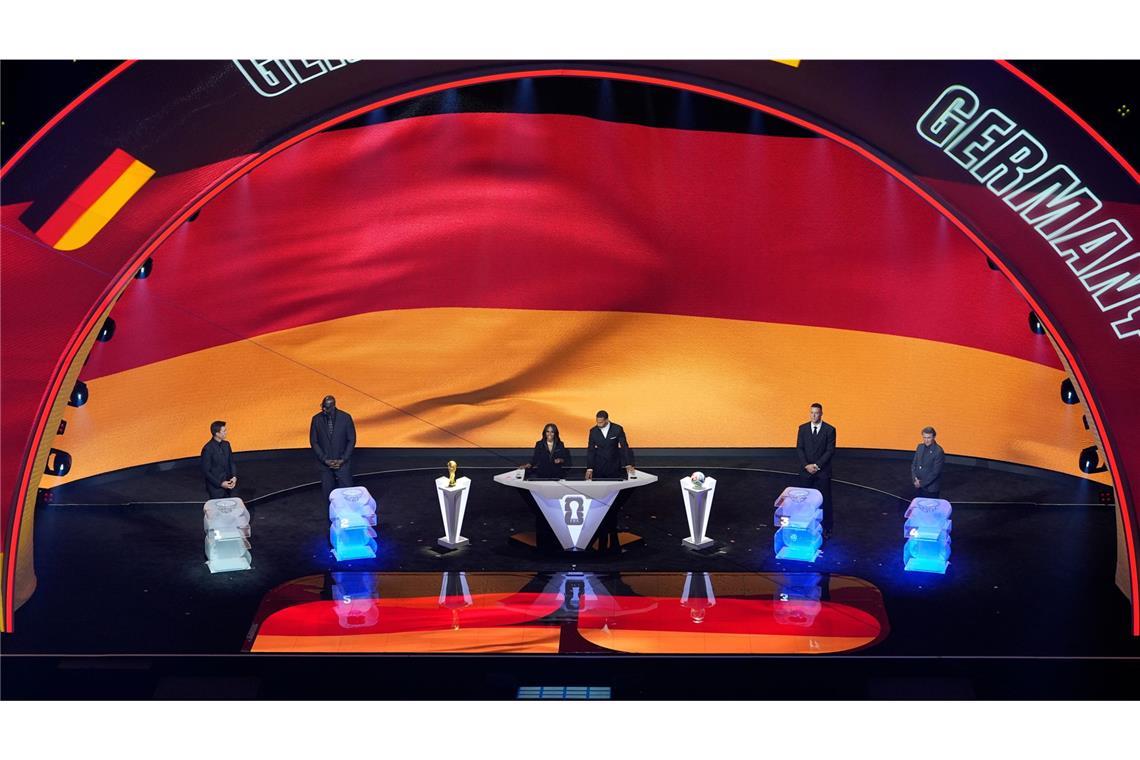 Deutschland wurde von Tom Brady (ganz links) in Gruppe E gelost).