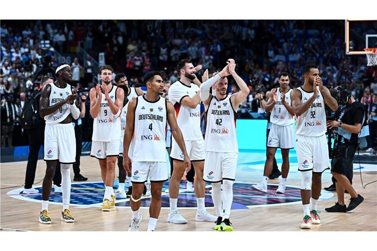 Deutschlands Basketballer feiern den Finaleinzug bei der EM.