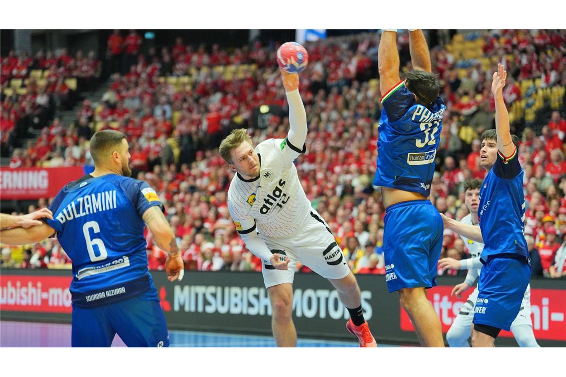 Pflicht erfüllt: Handballer können für WM-Viertelfinale planen Deutschlands Franz Semper (M) in Aktion gegen Italiens Davide Bulzamini und Italiens Andrea Carlo Parisini (2.v.r).