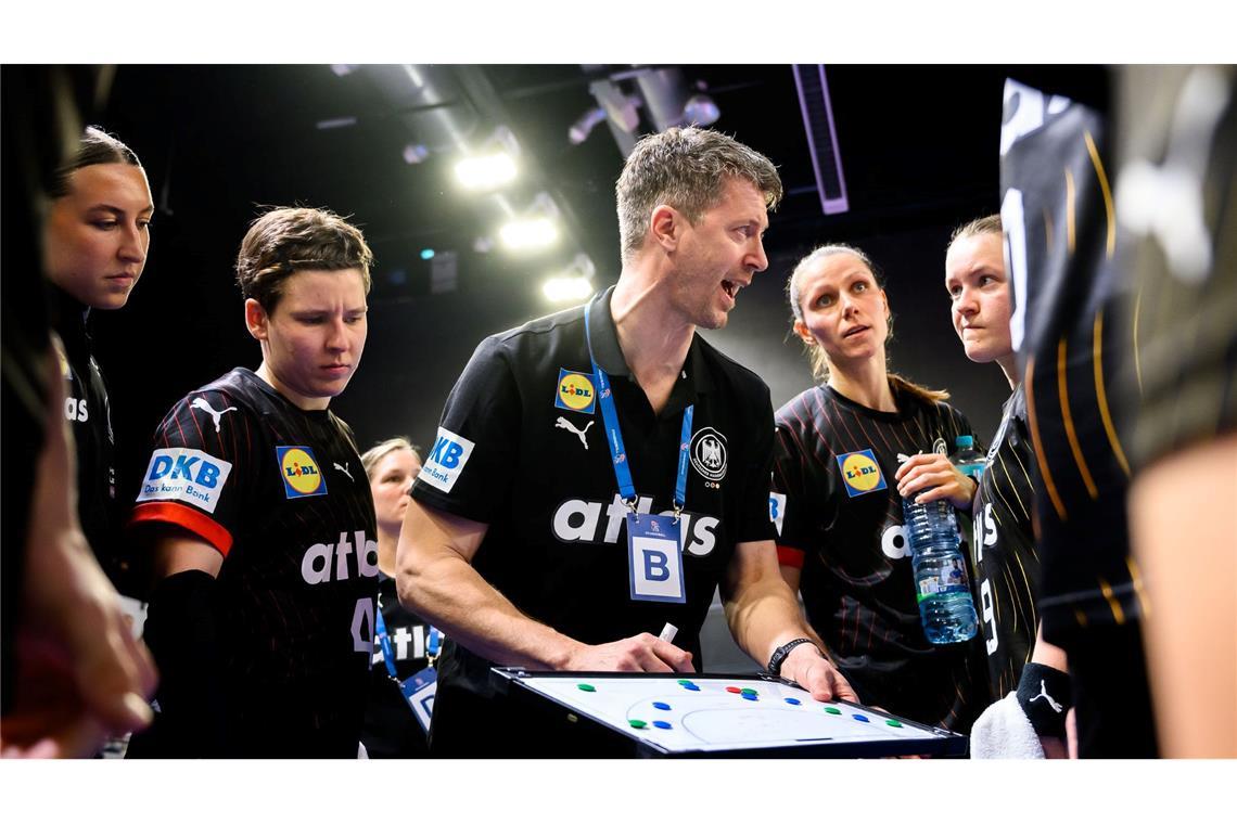 Bilder des Tages Deutschlands Handball-Trainer Markus Gaugisch in der Auszeit mit der Taktiktafel beim Spiel gegen Frankreich.