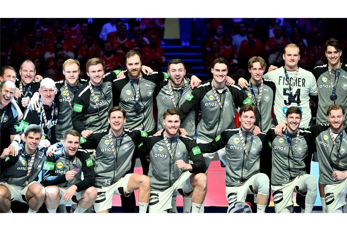 Deutschlands Handballer freuen sich über EM-Silber.