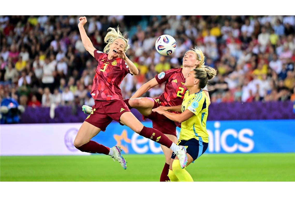 Bilder des Tages Deutschlands Kathrin Hendrich (l-r), Deutschlands Sarai Linder und Schwedens Johanna Rytting Kaneryd kämpfen bei der EM in der Schweiz um den Ball.
