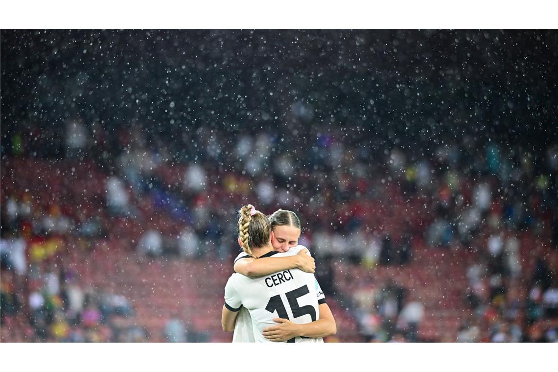Bilder des Tages Deutschlands Klara Bühl und Selina Cerci umarmen sich nach dem Spiel gegen Spanien bei der EM in der Schweiz.