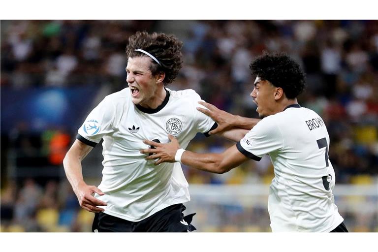 Deutschlands Merlin Röhl (l) bejubelt das Tor zum 3:2 gegen Italien bei der U21-EM mit Nathaniel Brown.
