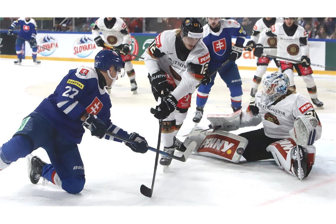 Eishockey-Perspektivteam verliert klar in der Slowakei Deutschlands Nationaltorwart Arno Tiefensee bekam gegen die Slowakei viel zu tun