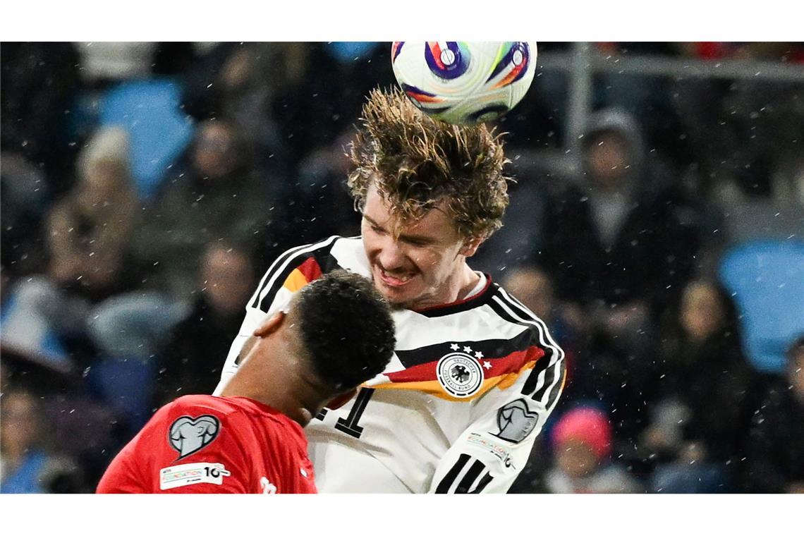 Deutschlands Nick Woltemade in Aktion gegen Luxemburgs Marvin Martins.