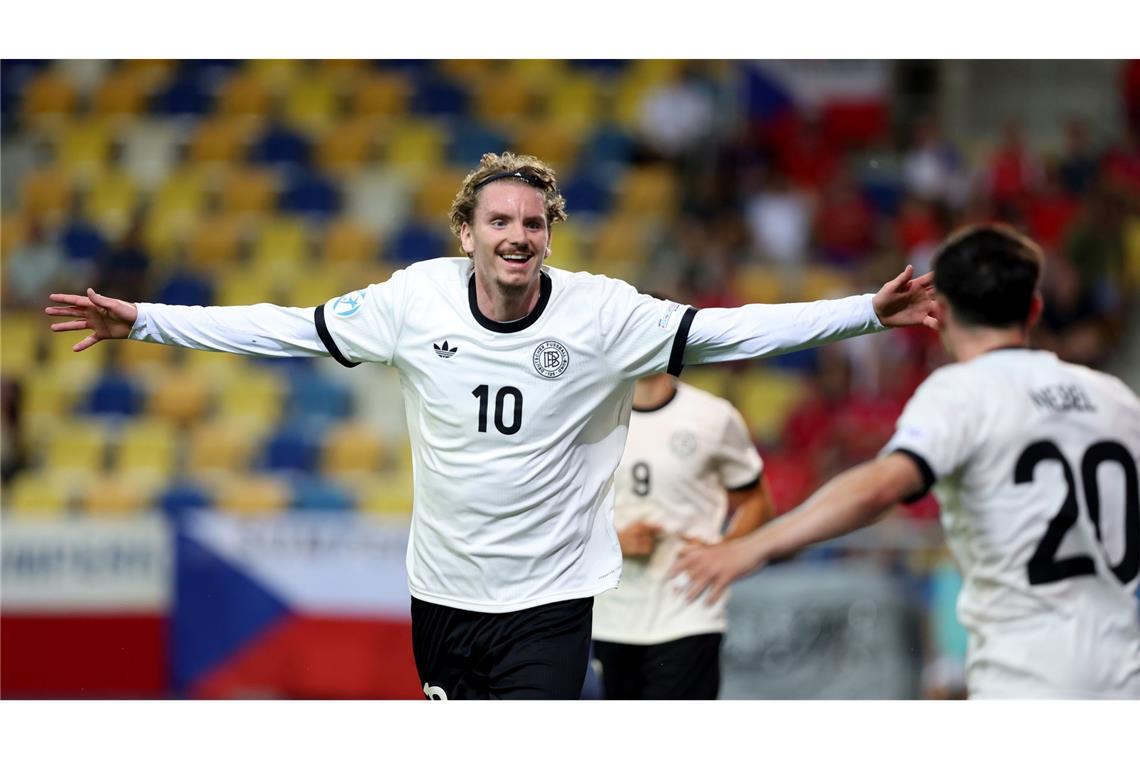 Bilder des Tages Deutschlands Nick Woltemade (l) jubelt nach dem 0:2 mit dem Teamgefährten Paul Nebel (r) gegen Tschechien bei der U21 Männer-EM.
