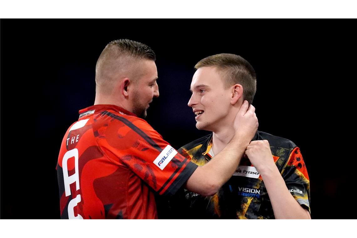 Bilder des Tages Deutschlands Ricardo Pietreczko (r) gratuliert Nathan Aspinall zum Sieg.