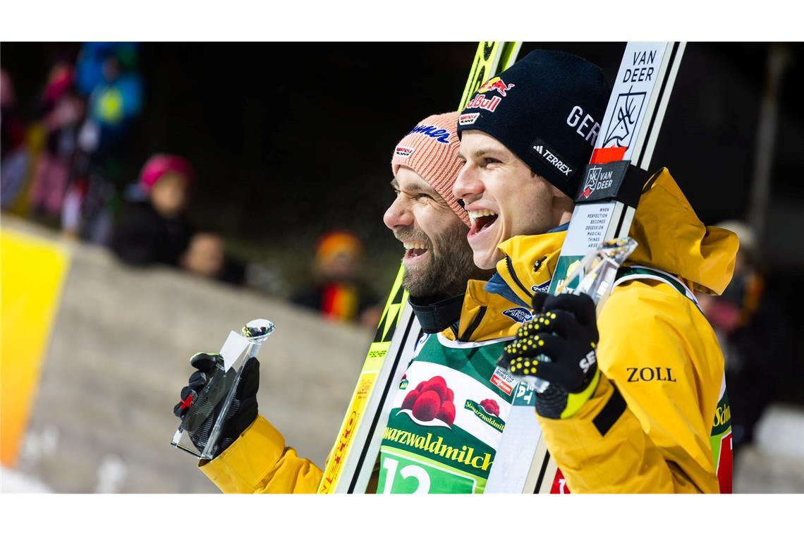 Bilder des Tages Deutschlands Skispringer Pius Paschke (l) und Andreas Wellinger siegen beim Superteam-Wettbewerb.