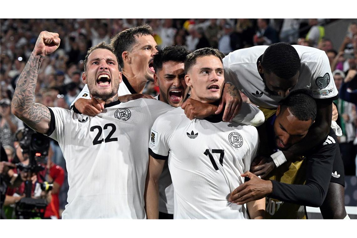 Applaus und Pfiffe: Nagelsmann und die "Hyänen im Busch" Deutschlands Spieler jubeln nach dem 3:1 von Florian Wirtz (Nr. 17).