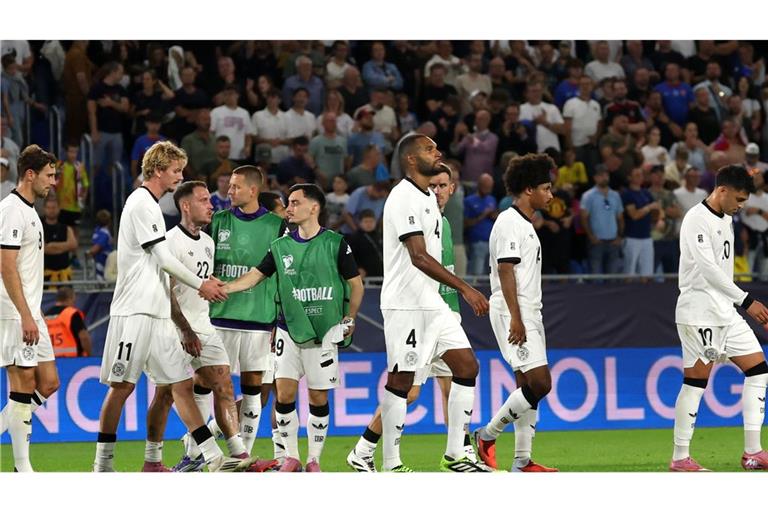 Deutschlands Spieler verlassen nach der Niederlage gegen die Slowakei enttäuscht das Narodny Futbalovy Stadion.