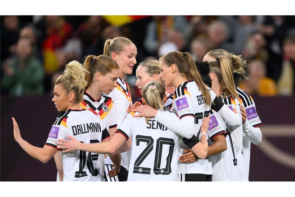 Deutschlands Spielerinnen jubeln nach dem Tor zum 1:0 gegen Slowenien.