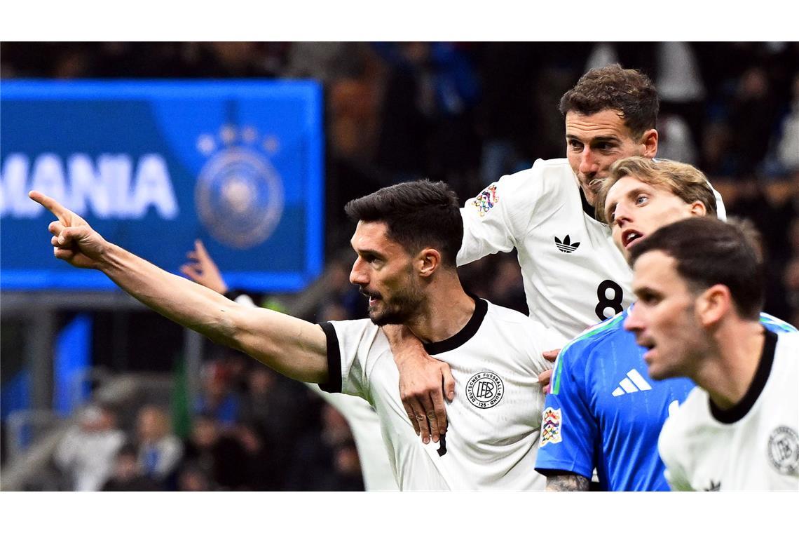 Bilder des Tages Deutschlands Tim Kleindienst (l) jubelt mit den Teamkollegen über seinen Treffer zum 1:1 gegen Italien.