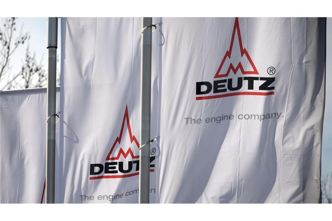 Motorenbauer Deutz steigt ins Drohnengeschäft ein Deutz-Fahnen im Wind - über ihnen am Himmel fliegen bald vielleicht Drohnen, die Komponenten aus firmeneigener Produktion enthalten.