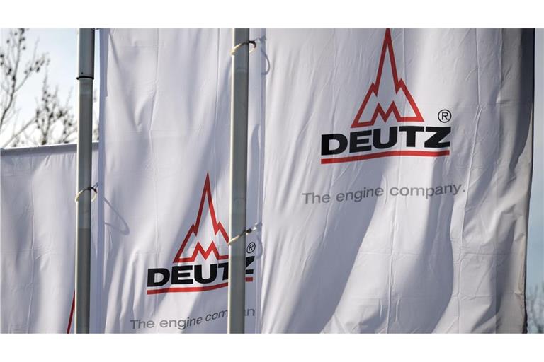 Deutz-Fahnen im Wind - über ihnen am Himmel fliegen bald vielleicht Drohnen, die Komponenten aus firmeneigener Produktion enthalten.