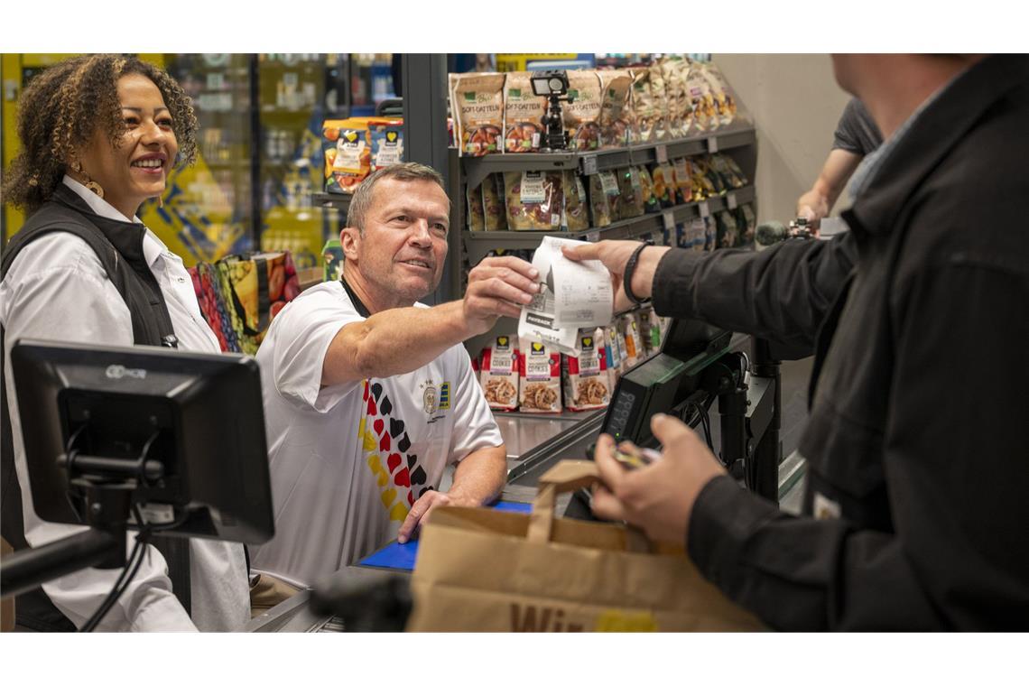 DFB-Altstar „Loddar“ Matthäus wirbt für Edeka-Trikots, die es in manchen Filialen ab einem Einkauf von 50 Euro gratis gibt.