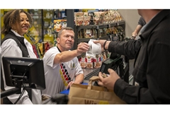DFB-Altstar „Loddar“ Matthäus wirbt für Edeka-Trikots, die es in manchen Filialen ab einem Einkauf von 50 Euro gratis gibt.