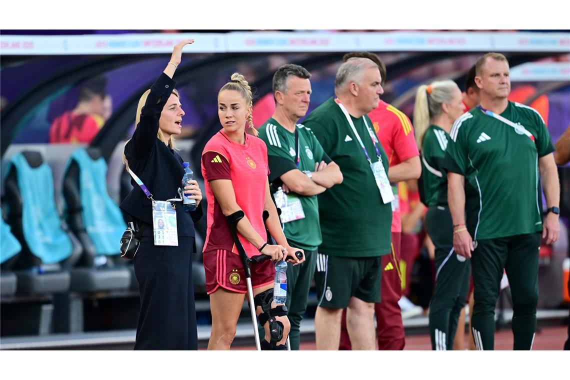 Frankreich-Spiel als "Gradmesser" für Fußballerinnen und DFB DFB-Direktorin Nia Künzer (l) steht für die nächsten Jahre in der Verantwortung.