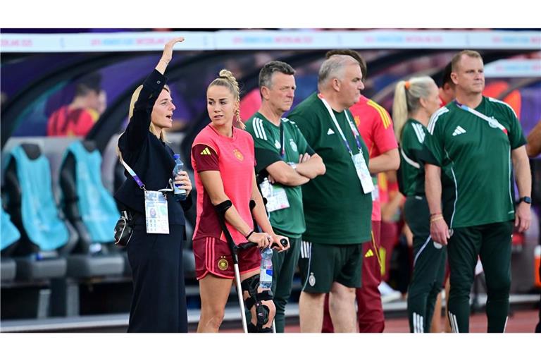 DFB-Direktorin Nia Künzer (l) steht für die nächsten Jahre in der Verantwortung.