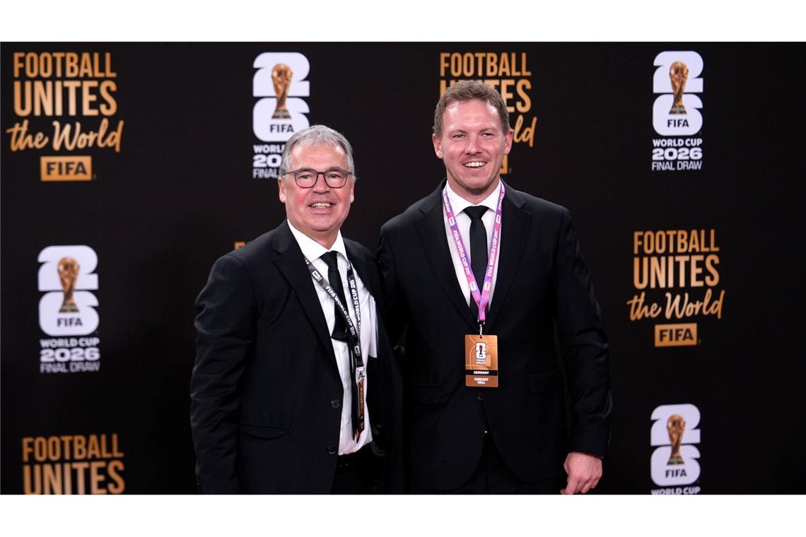 DFB-Geschäftsführer Andreas Rettig (l) bedauert die hohen Ticketpreise. (Archivbild)