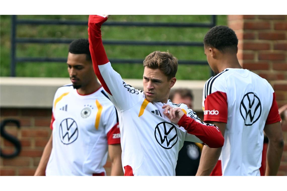 DFB-Kapitän Kimmich (m.) nimmt seine Kollegen in die Pflicht.