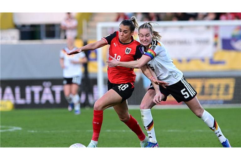 DFB-Kapitänin Janina Minge (r) weiß sich nur mit einer Notbremse gegen Julia Hickelsberger zu helfen.