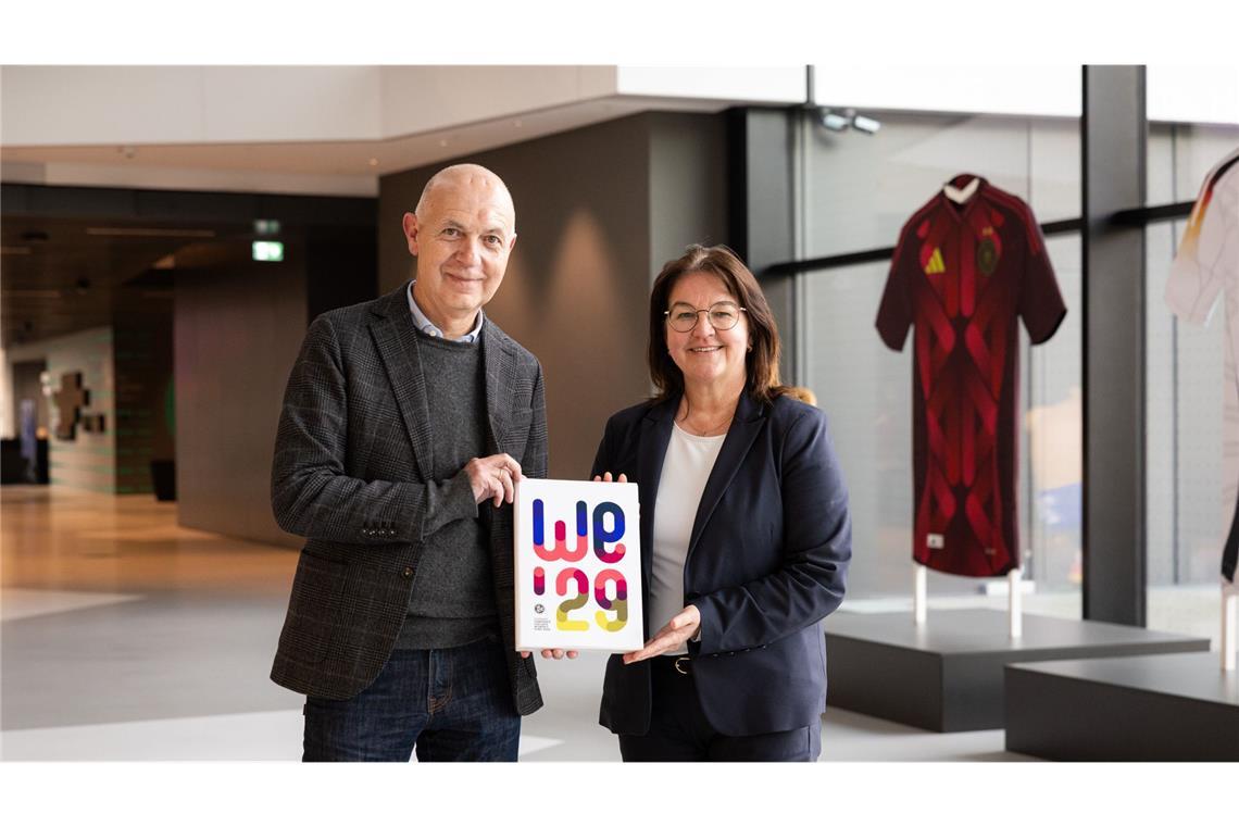 DFB-Präsident Bernd Neuendorf mit DFB-Generalsekretärin Heike Ullrich am DFB-Campus in Frankfurt am Main präsentieren das Bid Book für die EM 2029. (Archivbild)