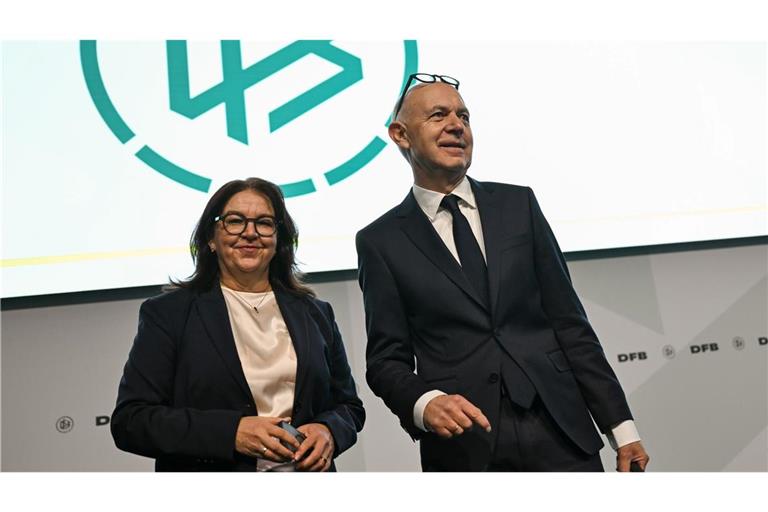 DFB-Spitzenfunktionäre Heike Ullrich und Bernd Neuendorf: großer Schritt für die Frauen-Bundesliga