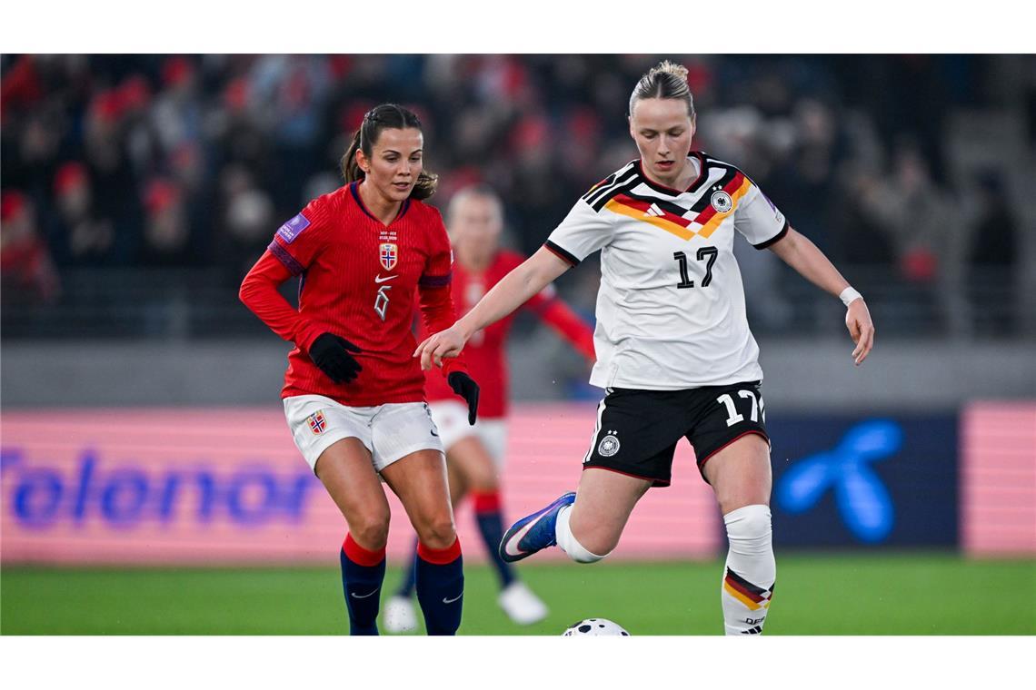 DFB-Verteidigerin Franziska Kett (r) machte über die linke Seite viel Tempo.