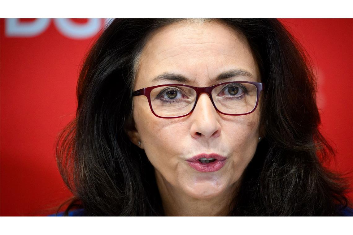 DGB-Chefin Yasmin Fahimi wendet sich strikt gegen Leistungskürzungen der Sozialsysteme.
