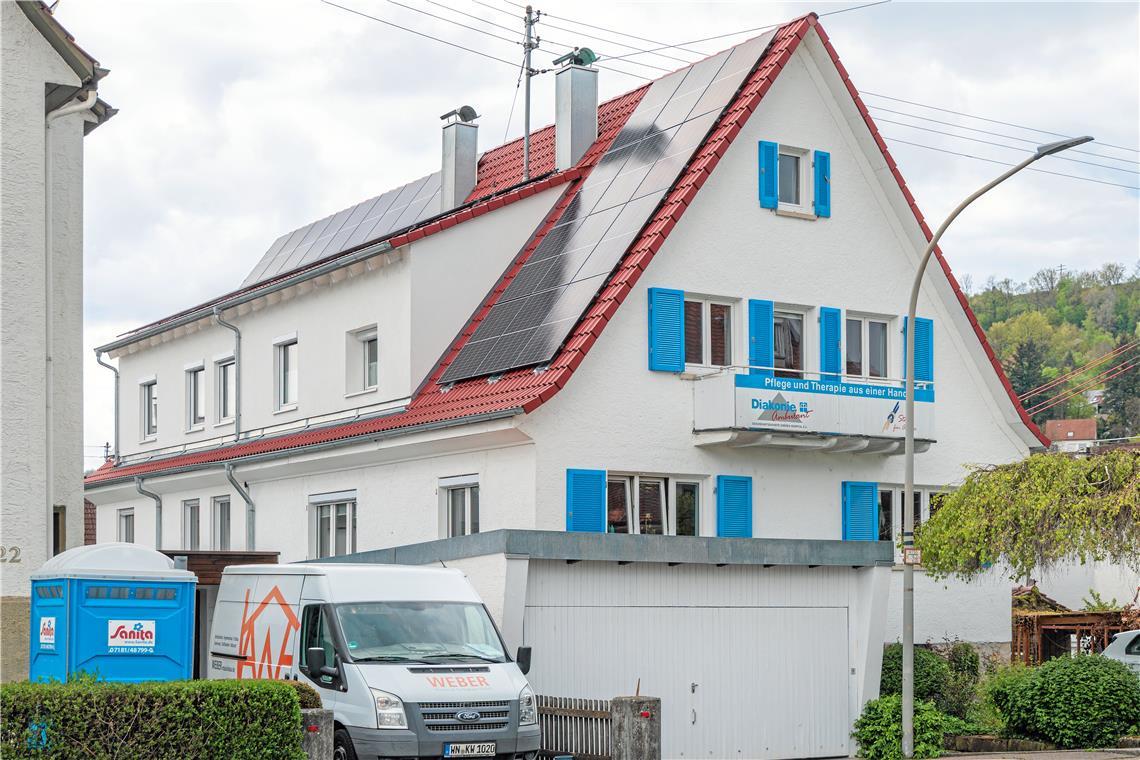 Pflege und Therapie aus einer Hand Diakonie ambulant hat in eine neue PV-Anlage auf dem Dach investiert, um künftig auch E-Autos betanken zu können. Die Umstellung von Erdgas- auf E-Mobilität hat bereits begonnen. Foto: Stefan Bossow