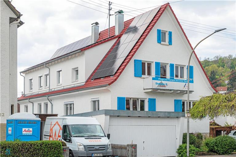 Diakonie ambulant hat in eine neue PV-Anlage auf dem Dach investiert, um künftig auch E-Autos betanken zu können. Die Umstellung von Erdgas- auf E-Mobilität hat bereits begonnen. Foto: Stefan Bossow