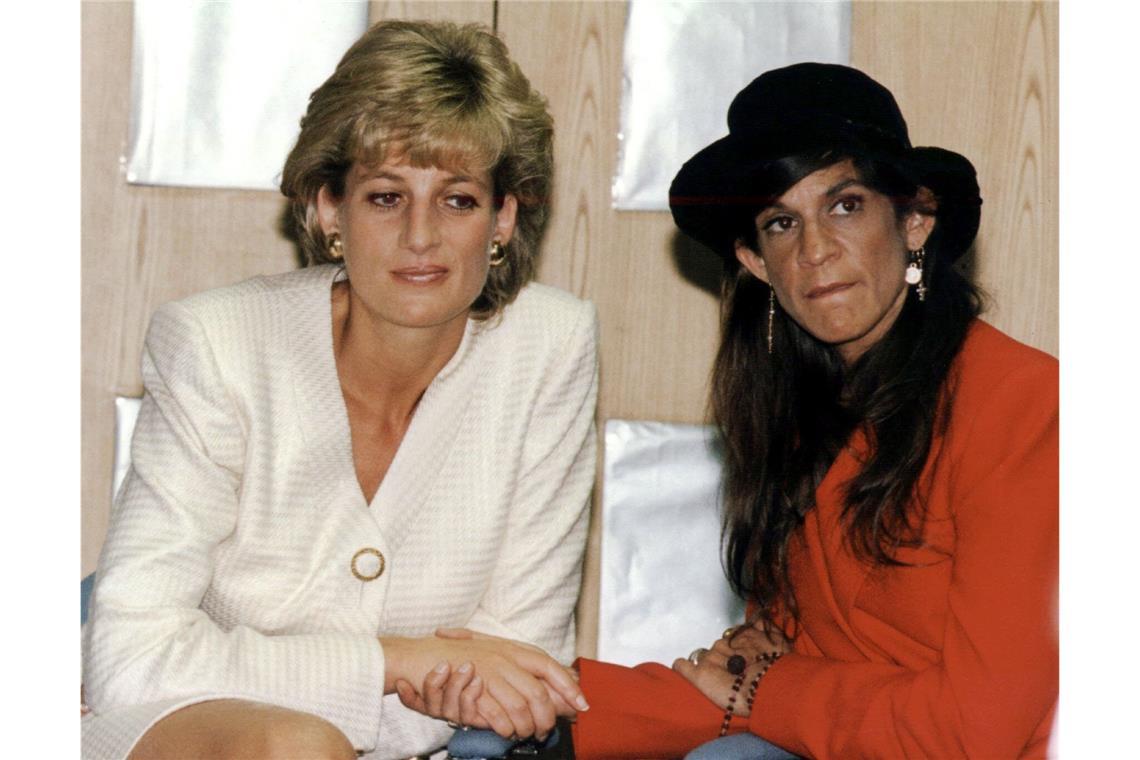 Diana hält 1996 bei einem Besuch im Mortimer Market Centre in London die Hand der HIV-positiven Aileen Getty.  Bereits seit den 1980er Jahren engagierte sich Diana für AIDS-Patienten und half dabei, Vorurteile abzubauen. Entgegen der damaligen Stigmatisierung scheute sie keinen Körperkontakt und hielt schon 1987 öffentlich die Hand eines AIDS-Patienten – als erstes Mitglied der britischen Königsfamilie. Damit setzte sie ein starkes Zeichen: HIV mache Menschen nicht gefährlich, betonte Diana. Ihre Arbeit galt als mutig, auch wenn sie im Königshaus nicht überall Unterstützung fand.