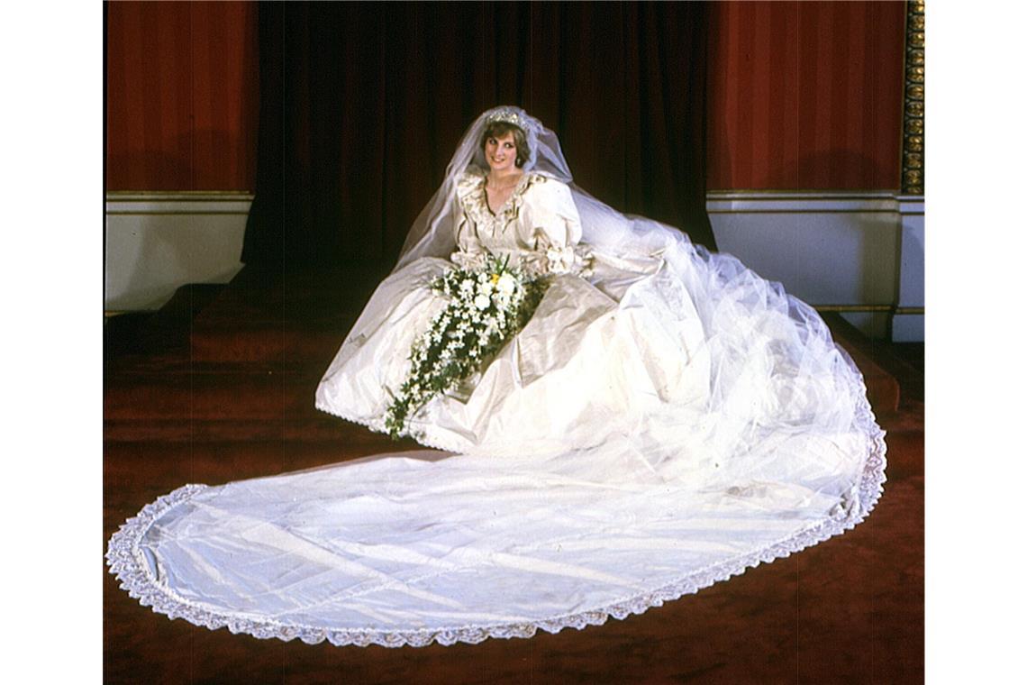Dianas berühmtes Hochzeitskleid aus elfenbeinfarbenem Seidentaft wurde von Elizabeth und David Emanuel entworfen. Besonders auffällig waren die über 7 Meter lange Schleppe und der lange Schleier. Vor der Hochzeit war das Kleid eines der bestgehüteten Modegeheimnisse. Nach der Hochzeit prägte das Kleid mit Puffärmeln, weichen Stoffen und opulenter Silhouette einen eigenen Modetrend. Nach Dianas Tod wurde es zunächst von ihrem Bruder Charles Spencer verwahrt und später ihren Söhnen übergeben.
