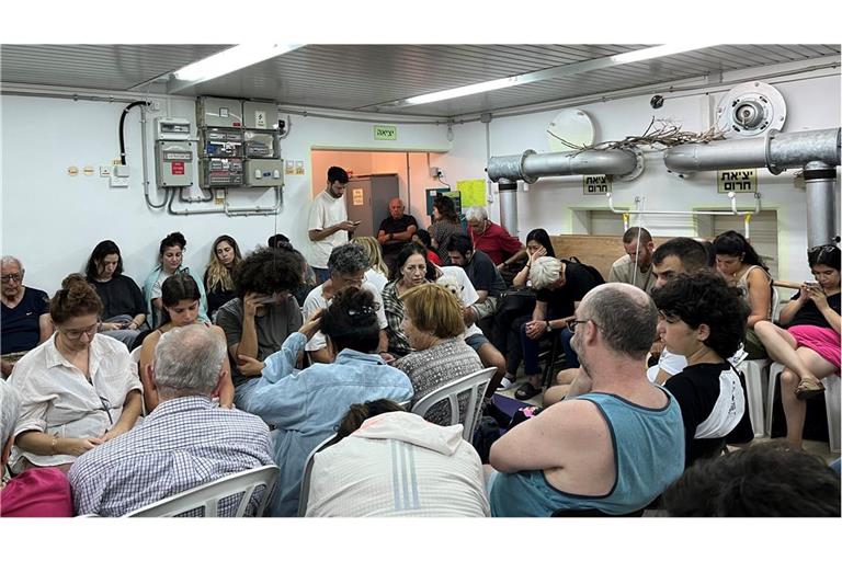 Dicht gedrängt harren Israelis während iranischer Raketenangriffe in einem Luftschutzbunker in Tel Aviv aus.
