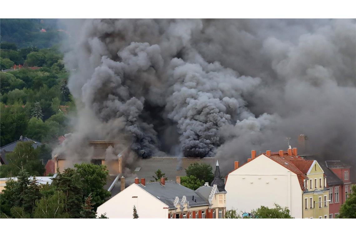 Feueralarm: Frühere Staatsoperette in Dresden ausgebrannt Dichte Rauchwolken waren weithin sichtbar. Die Warnung der Bevölkerung wurde mittlerweile wieder aufgehoben.