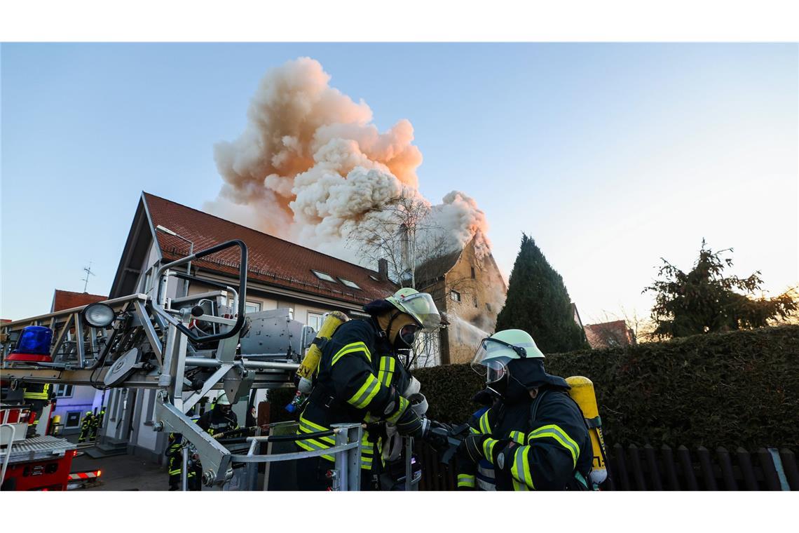 Fachwerkhaus in Vollbrand – drei Menschen vermisst Dichter Rauch zeigt sich über der Riedlinger Altstadt.