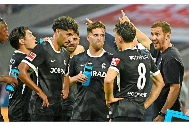 Dicke Luft beim SC Freiburg: Trainer Julian Schuster (re.) mit einer deutlichen Ansage an seine Profis nach dem schwachen Auftritt beim 1. FC Köln
